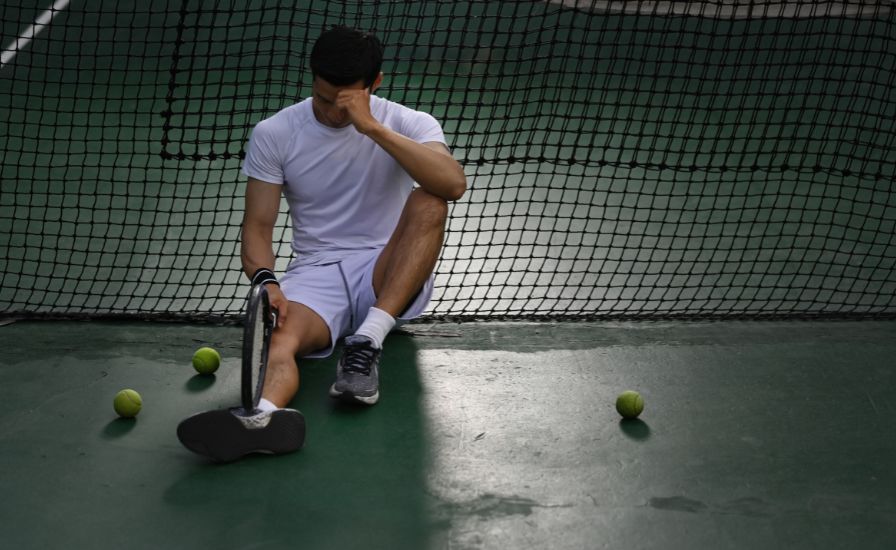 tennis-player-on-the-ground-after-tennis-match-loss-mental-health-padel-tennis-loss