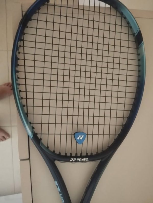 1 Yonex EZone 98 Grip 2