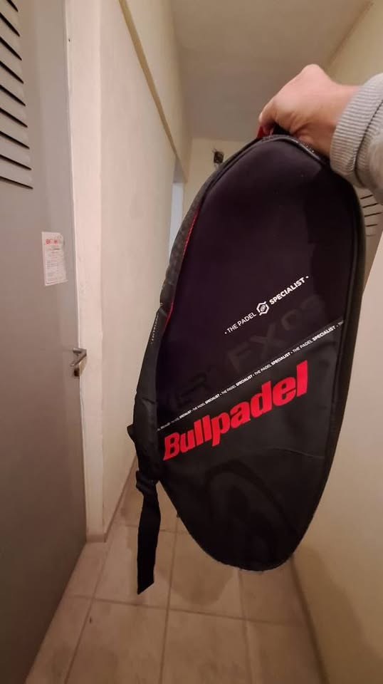 Τσάντα και ρακέτα padel